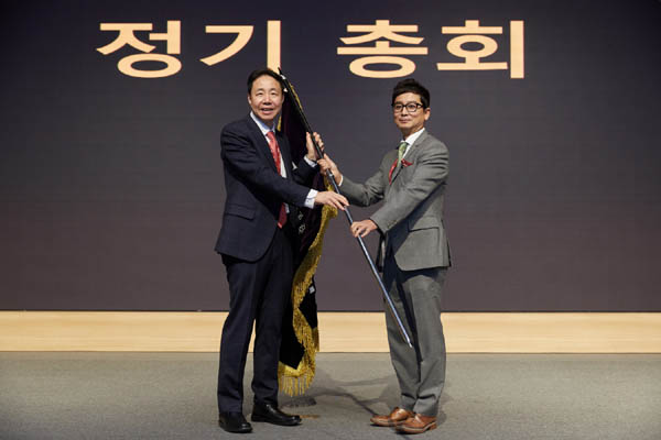 2년 임기를 마친 김성균 회장(좌)과 황재홍 신임회장(우)