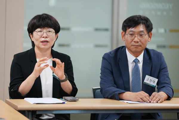 전남대 치의학전문대학원 류정희 부원장(좌), 고정태 원장(우)