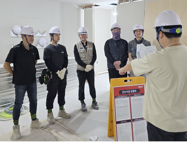 오스템임플란트 인테리어 시공팀이 현장 작업 전 안전 교육을 하는 모습