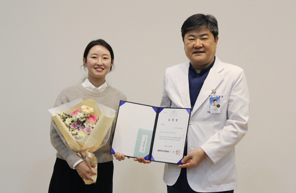 이용무 병원장(오른쪽)과 대상을 수상한 서울특별시장애인치과병원 성은지 간호사 (오른쪽)